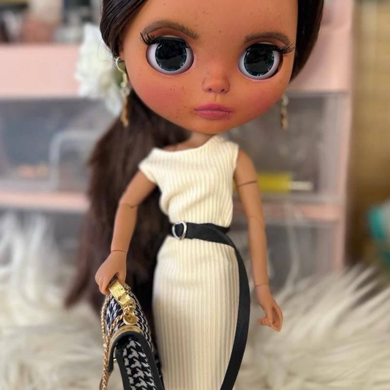 Daisydhey Blythe Doll with Long Brown Hair and Elegant White Dress Featuring Stylish Accessories and Detailed Features