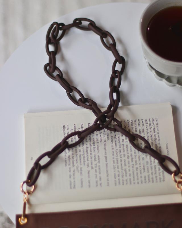 Yara Bookmark: Bookmark Purse with Pocket & Carrying Handle