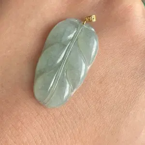 jadeite Jade leaf pendant 18k