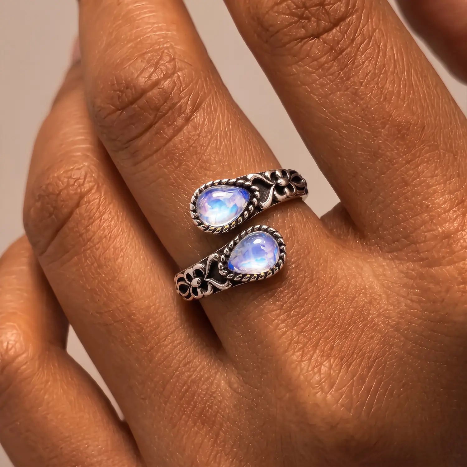 Vintage Synthetic Moonstone Adjustable Open Ring for Women, Silver Tone Floral Statement Ring, Bohemian Jewelry for Daily Wear, Parties and Gifts