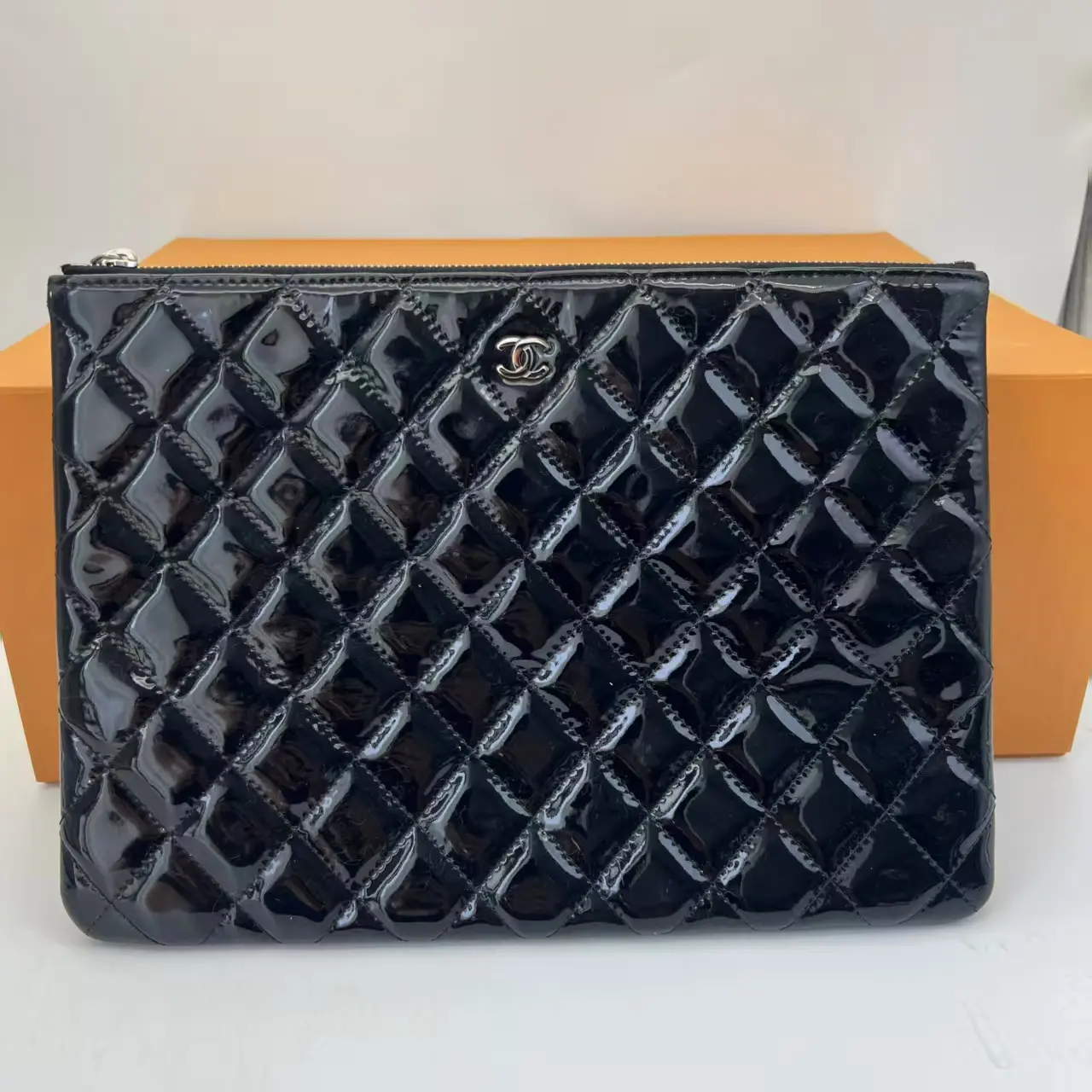 Pre-owned CHANEL black patent leather quilted zip pouch