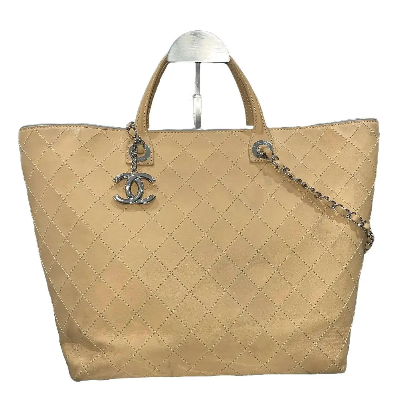 Pre-owned CHANEL Leather tote bags Tan Beige Large Tote Whip Stitch Quilted Bag with Logo Charm & Chain Link Straps 2018