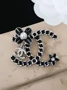 European and American Fashion Women's Brooch, Chic Letter Pattern Pin, All-Season Accessory for Blazers and Sweaters, Elegant Clip-On Design