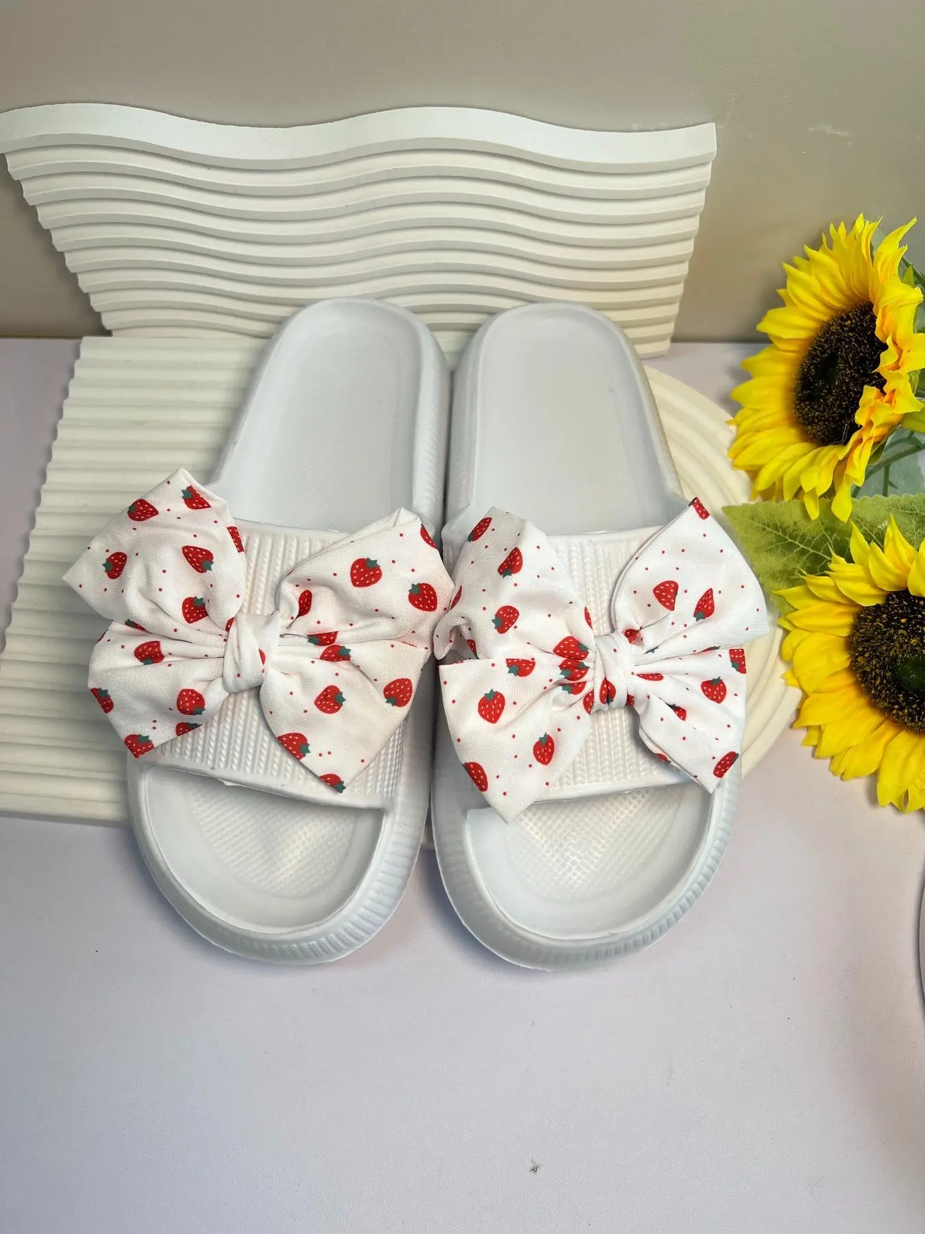 Women's Strawberry Print Bowknot Design Slides, Casual Comfortable Non-slip Slippers for Summer, Soft Slippers for Indoor & Outdoor Wear, Girl