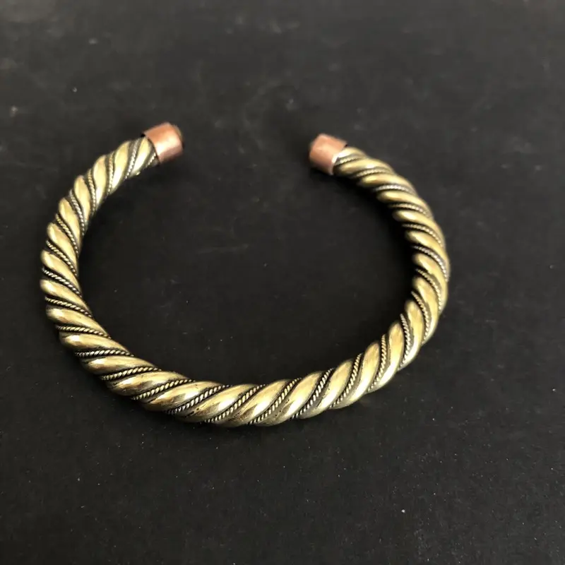 Elegant Twist Design Brass Bangle Bracelet for Women - Perfect for Everyday Wear and Special Occasions