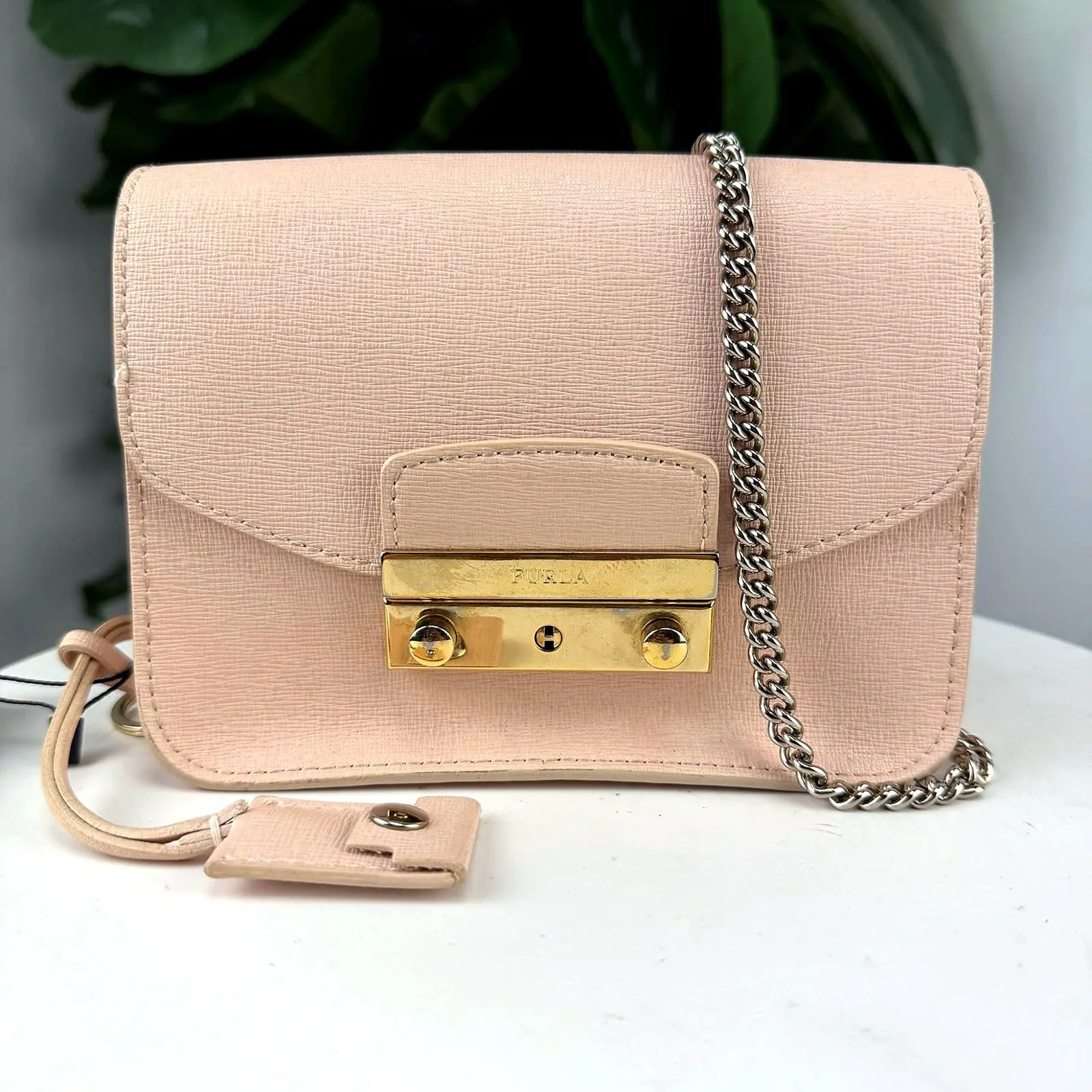 Pre-owned Saffiano Leather Crossbody bags Authentic Furla Julia Mini Crossbody Bag Saffiano Leather, Chain Strap, Twist Lock, Front Flap, Pink