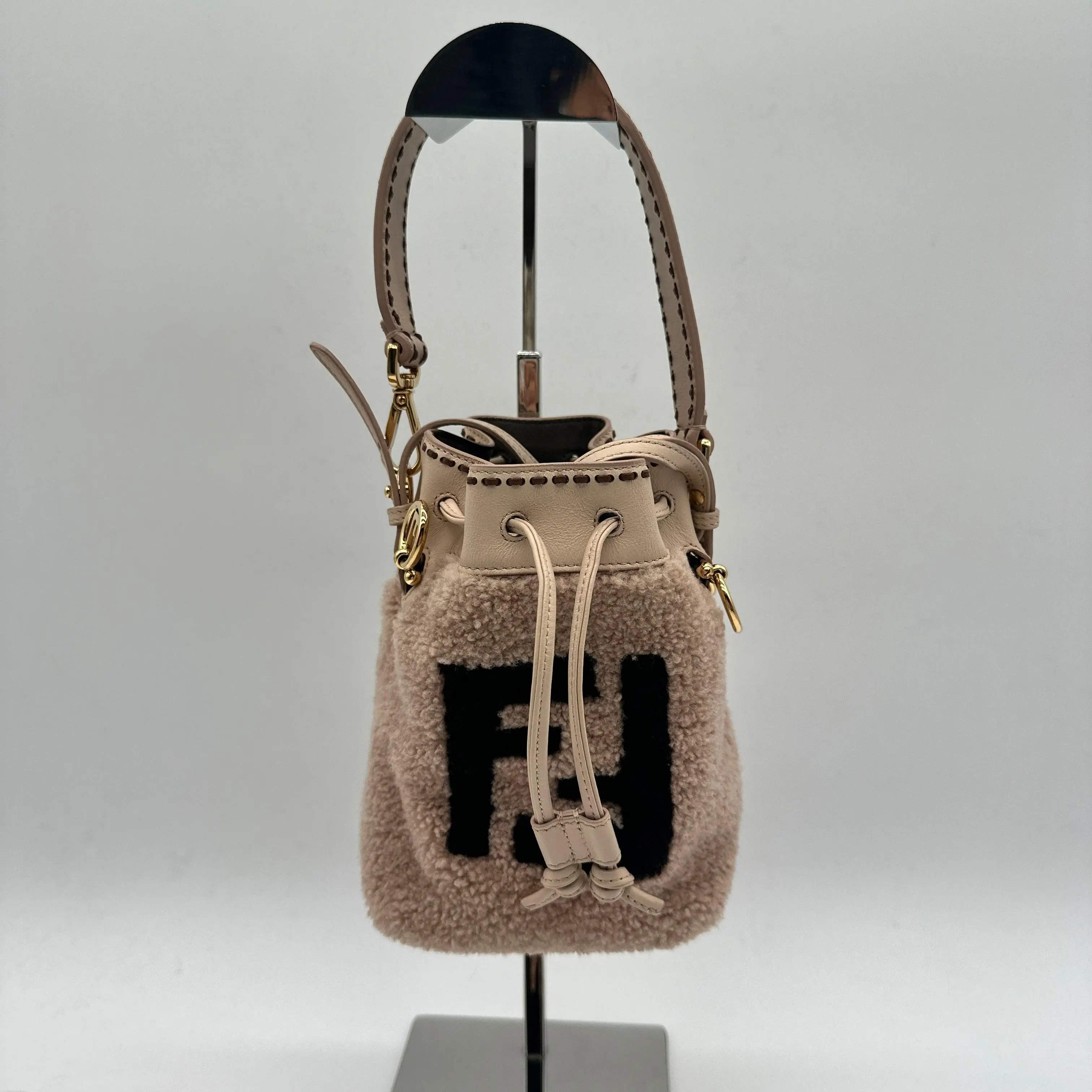 Pre-owned FENDI Nubuck Mini Bags Mini Shearling Mon Tresor Bucket Bag