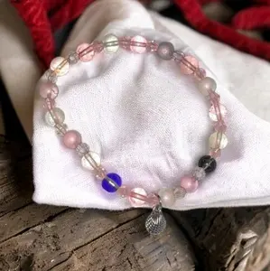 Seashell charm beaded bracelet