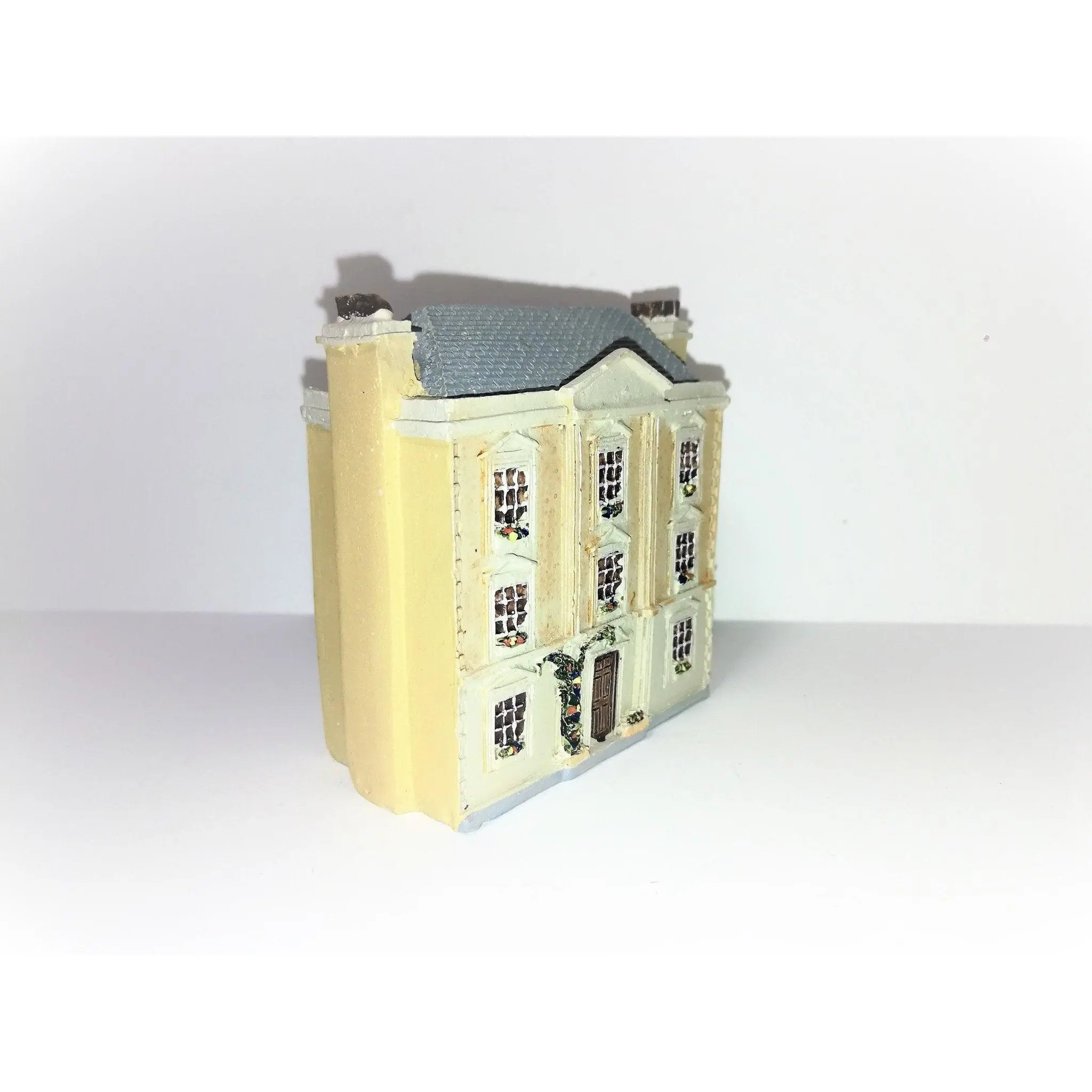1:144 Scale Dollhouse Miniature Dolls House Resin The Montgomery