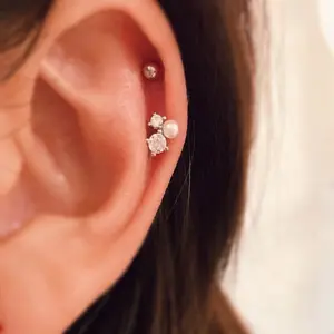 Pearl Geometric Earring • Pearl Cartilage Piercing • Dainty Tragus Labret • Tiny Cluster Threadless Pushback Helix • Cluster Pearl Studs