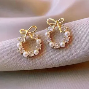 Pearl stud earrings, elegant pearl stud earrings for women—delicate and fashionable studs, suitable for everyday wear and parties; an excellent gift for birthdays, holidays, weddings, and Valentine's Day.
