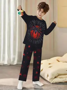 Boys' 2-piece long-sleeved pajamas and long sleep pants with digital print of red spider webs on black background, made of flame-retardant fabric. This fashionable, trendy, casual, comfortable and soft pajama set is suitable for sleeping and home leisure.