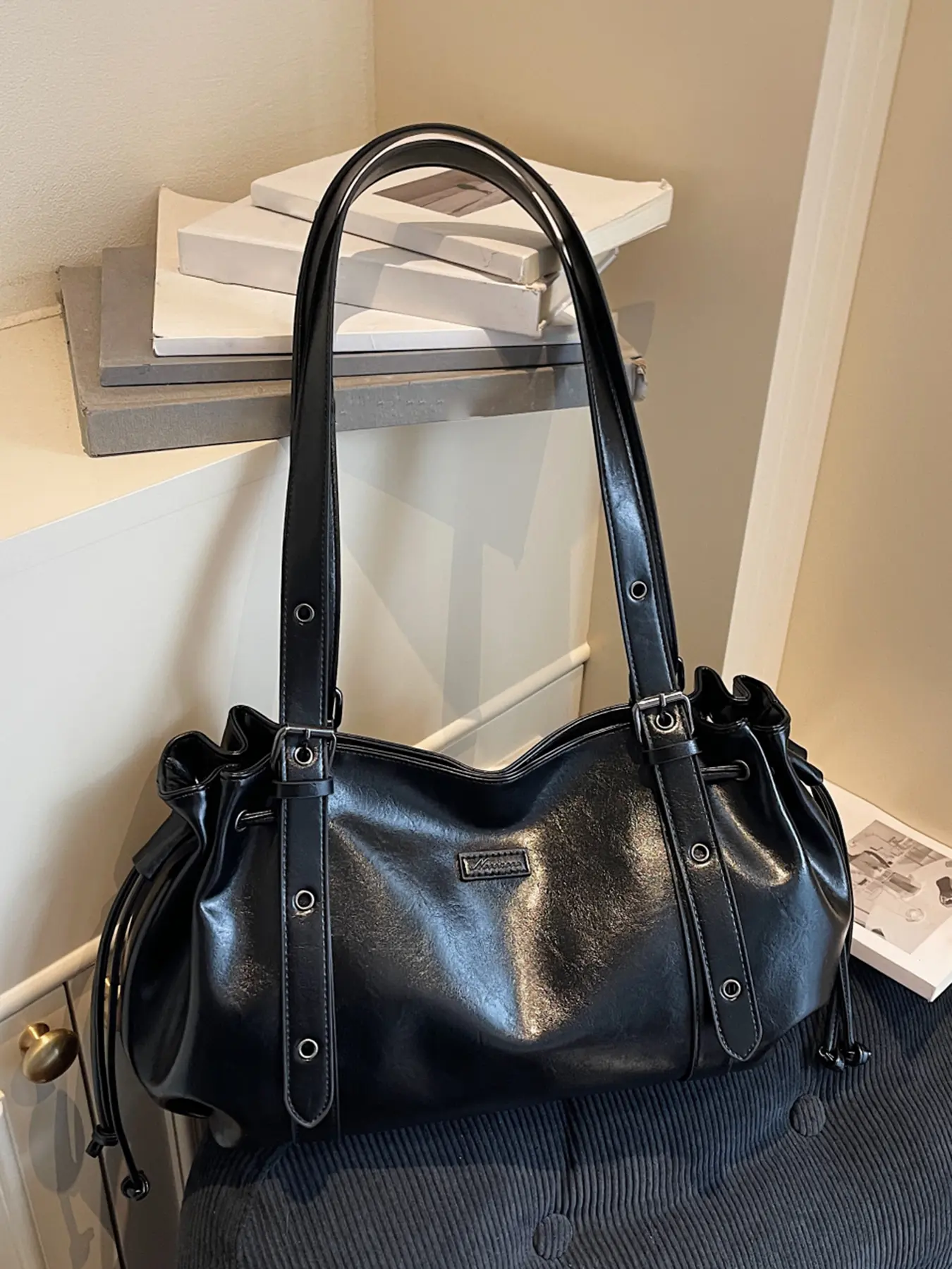 Fashionable   simple   one-shoulder handbag, drawstring pleated design, metal buckle wide shoulder strap, comfortable, casual   exquisite  versatile  multi-color optional, suitable for daily travel, shopping, etc.