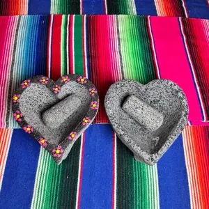 Molcajete de corazón  de piedra volcánica 6 in con decoración de flores y sin decoración