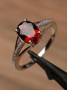 Elegant and luxurious oval shaped women's bezel engagement ring suitable for daily versatile banquets, parties, engagements, jewelry, holiday gifts