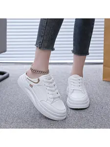 A pair of women's mule-style platform white sneakers, backless lazy design, versatile casual closed-toe half-slipper white shoes.