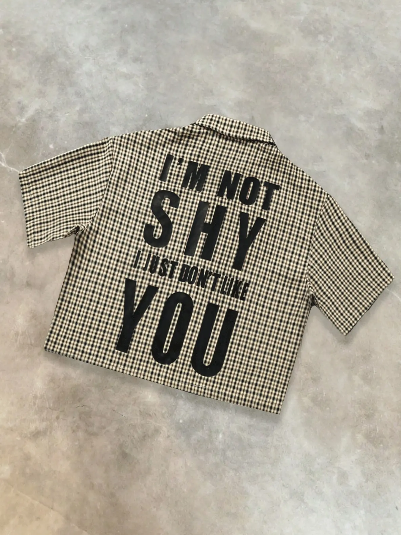Men's Beige Black Gingham "I'M NOT SHY" Print Cropped Shirt, Streetwear Short-Sleeve Camp Collar Top, Y2K Sassy Aesthetic & Plaid Design, Versatile Casual Retro Shirt for Men, Casual Graphic Shirt, Casual Printed