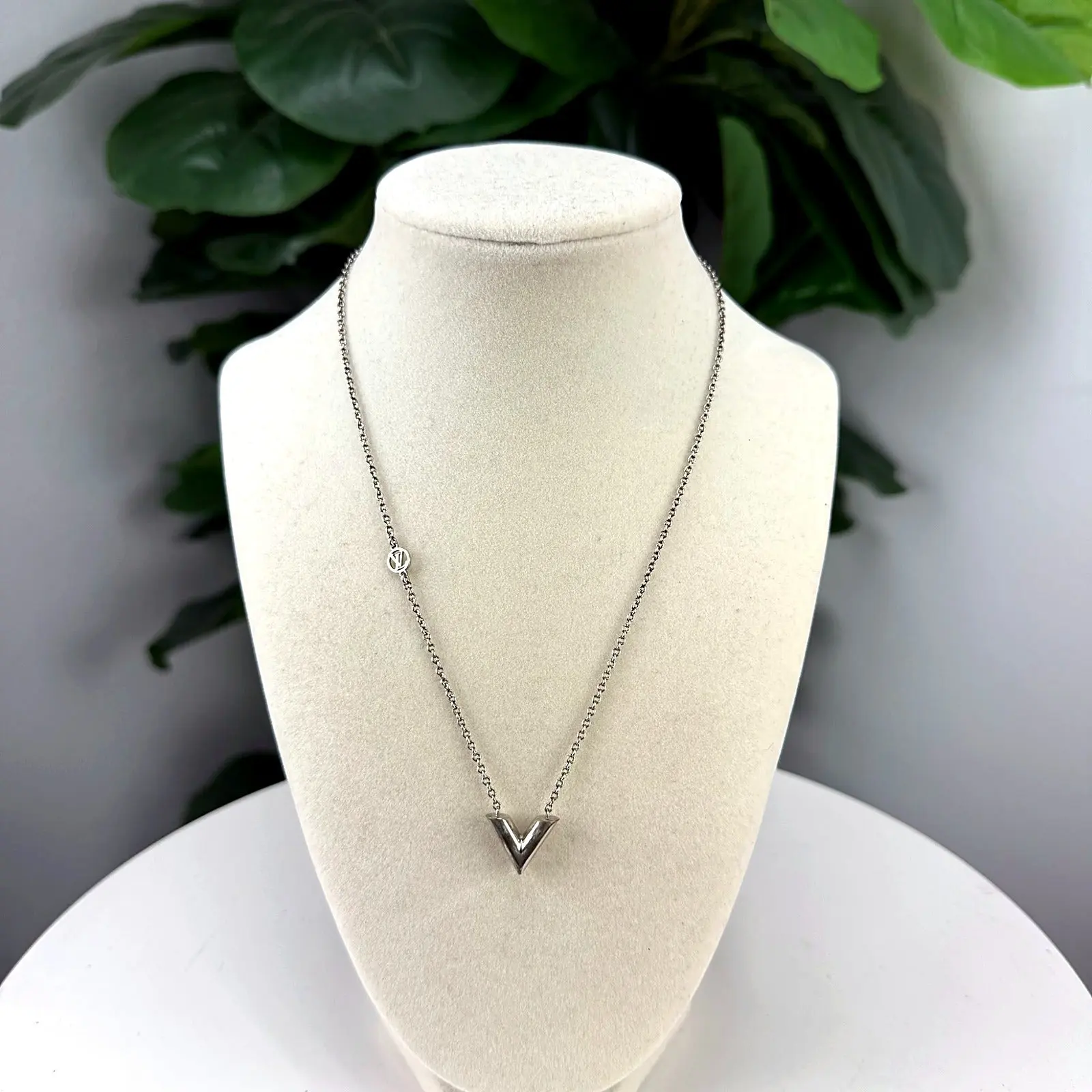 Pre-owned Authentic Louis Vuitton Essential V Pendant Necklace