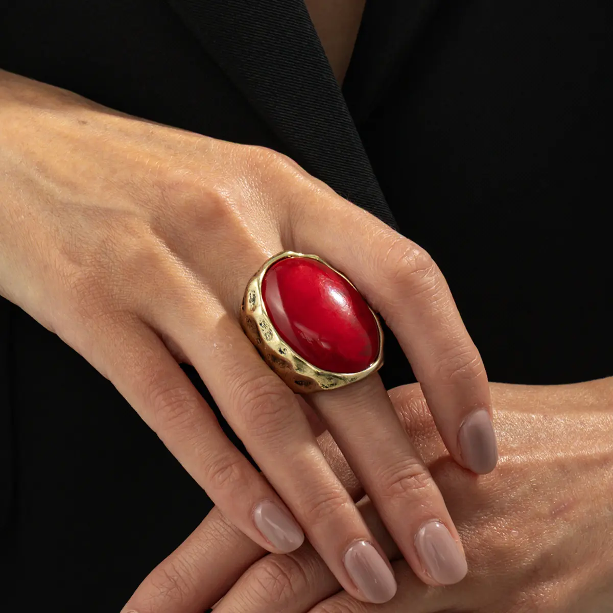 Female Resin Gemstone Ring, Exaggerated Geometry Ruby Design, Vintage Metal Knock Detail, Oval Wide Face, Christmas Red Elegant Everyday Costume Jewelry Ring, Elegant Everyday Ring
