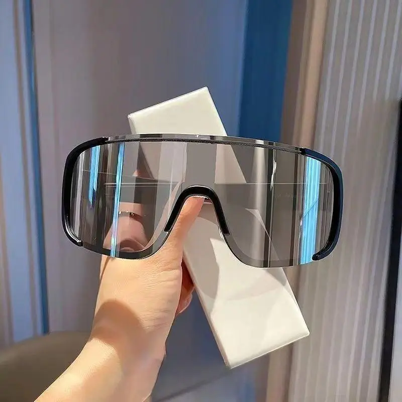 The black frame does not change color.