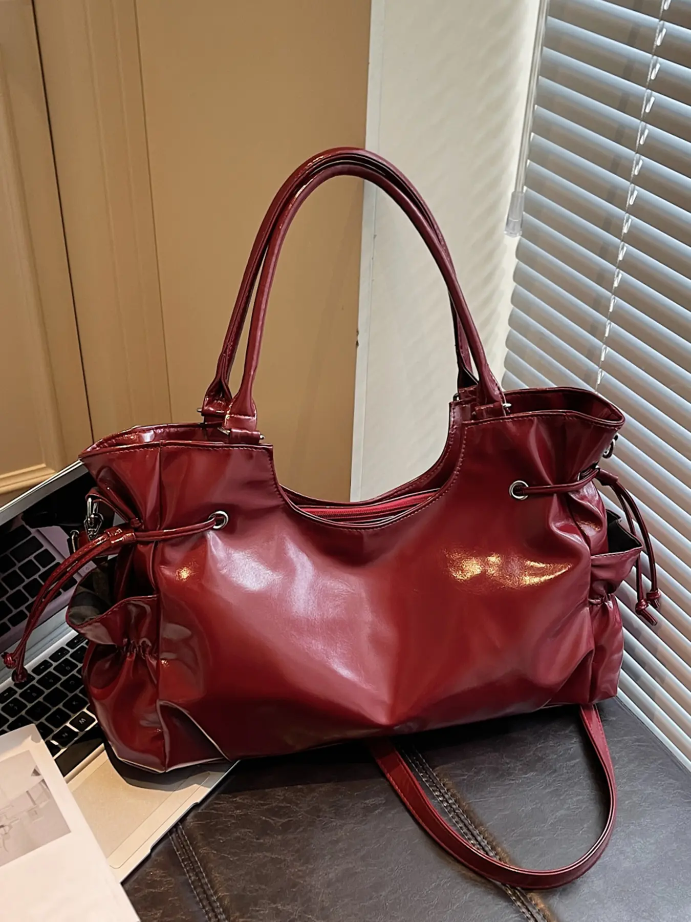The minimalist bag design, Elegant commuter bag, Everyday bag, with a drawstring opening and closing for easy access to items, the large capacity space meets daily storage needs and can be paired with different styles for use Pu Tote Satchel Elegant bags