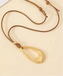 Teardrop-Shaped Pendant Women's Necklace – Elegant & Timeless Jewelry for Everyday & Special Occasions
