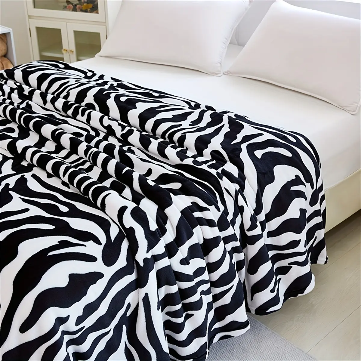 Zebra Patterned Throw Blanket - Barrier & Insulation Blanket Throws for Spring Summer Room, Bedroom Decor, Couch | Ideal Gift for Valentine's Day, Mother's Day, Throw Blankets