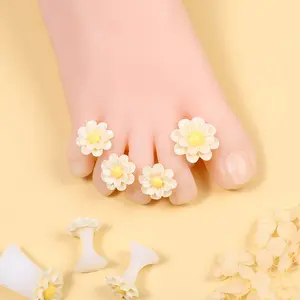Manicure Silicone Toe Separator Tool, Pedicure Tool, Daisy Floral Manicure Foot Toe Spacer, Nail Care Accessories, 8 Pieces Per Pack