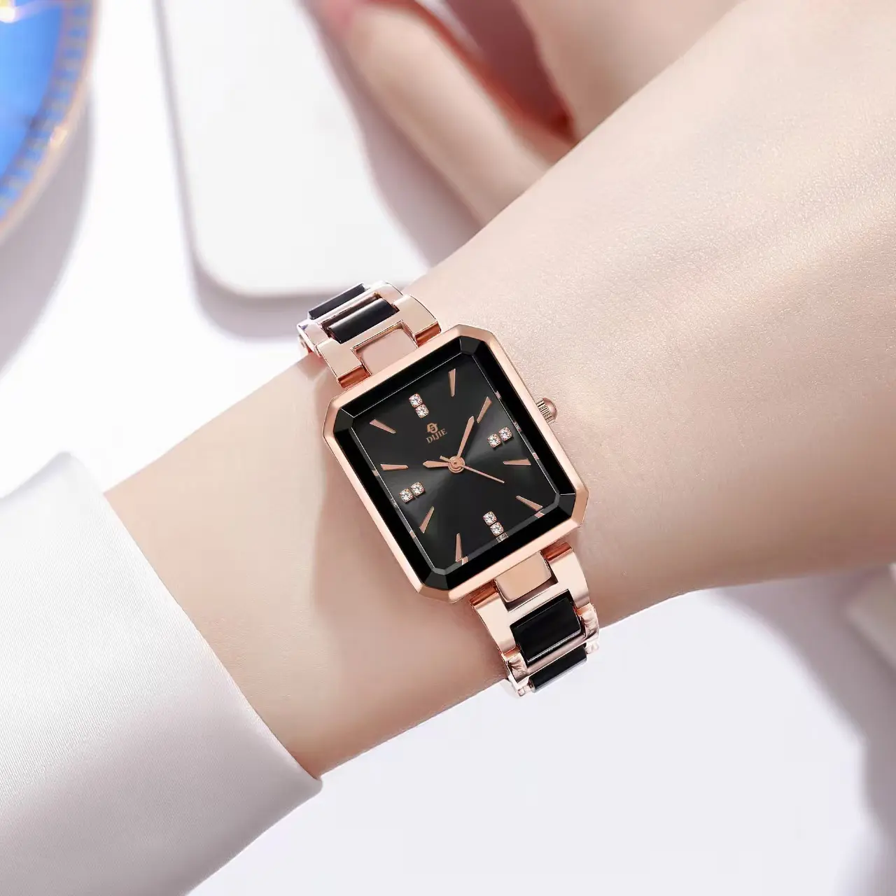 2026 High-End Quartz Watch, Minimalist, Elegant, Versatile, Light Luxury Square Waterproof Quartz Watch for Men and Women with Ceramic Strap