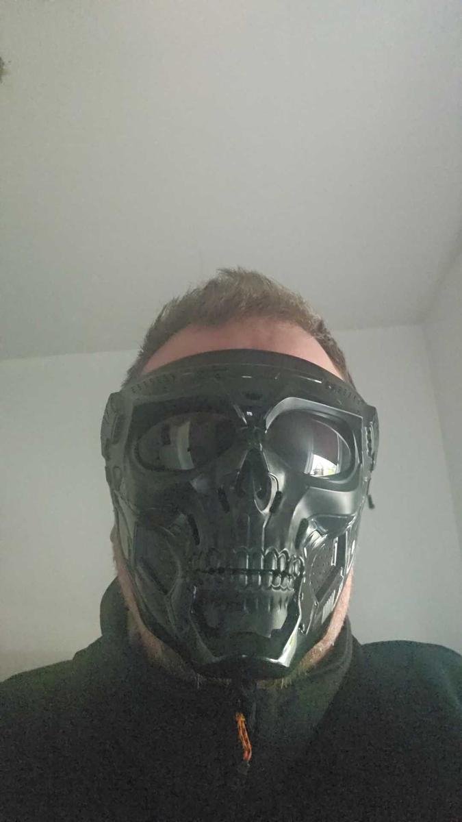 Item: Black mask & gray lenses