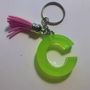 Llavero de la retra C Verde con Cadena de Metal y Borla Amarilla para Accesorios de Llaves