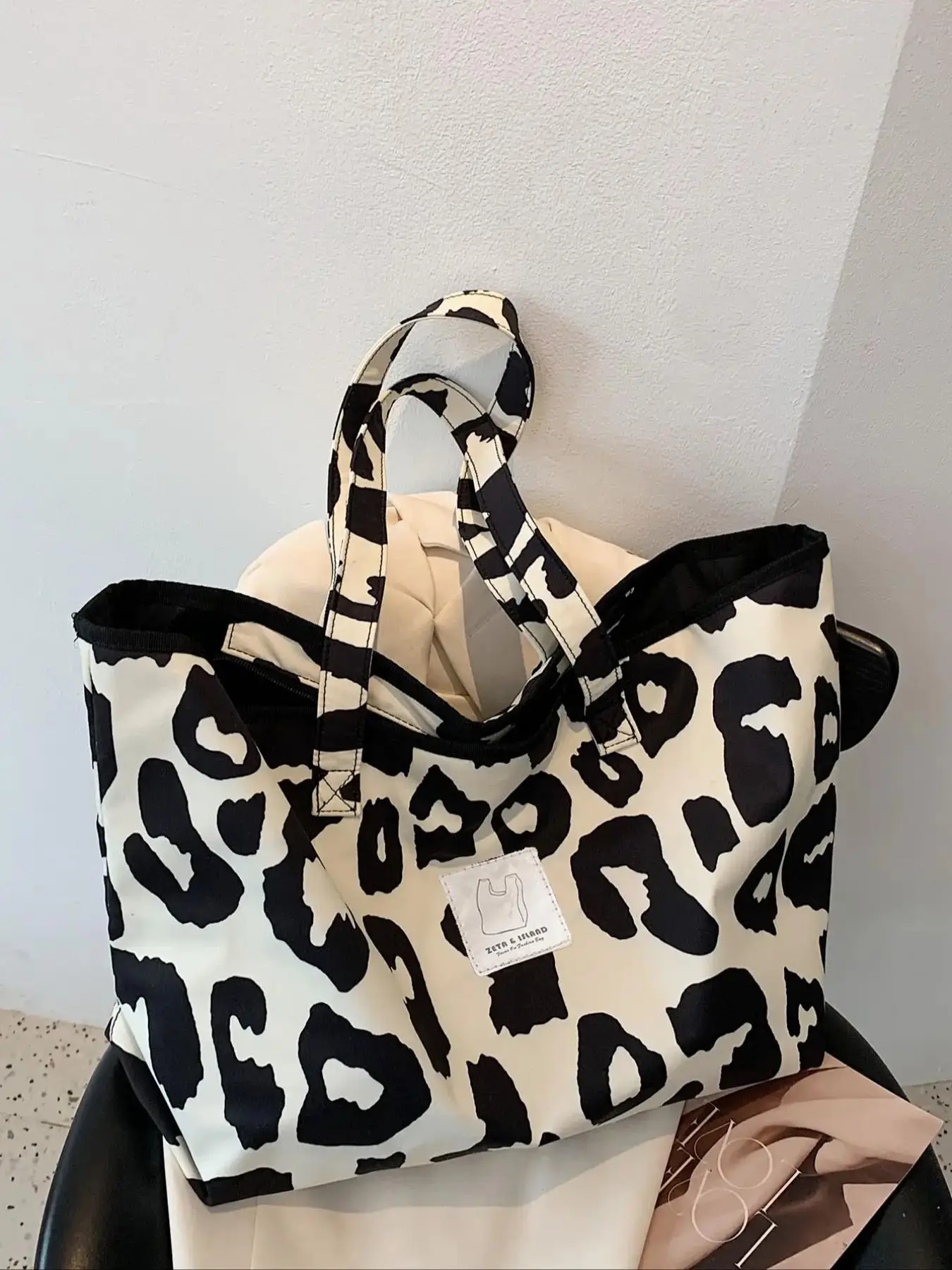 1 Piece Fashion Leopard Print Tote Bag, Large Capacity Shoulder Bag For Women, Commuting Carrying Bag College Style Student Outfit Book Shoulder Bag