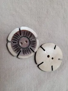 30mm natural horn flower 2 hole button