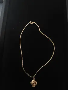 Cadena Con pendiente de nudo.