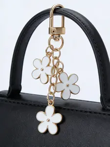 Fresh Small White Flower String Keychain Pendant, Keychain Kawaii, Fresh Style, Paired With Three Five-Petal Flowers, Can Be Hung On Bags Or Keychains. Suitable For Daily Outings, Dates, And Commuting, And Can Also Be Used As A Birthday Gift