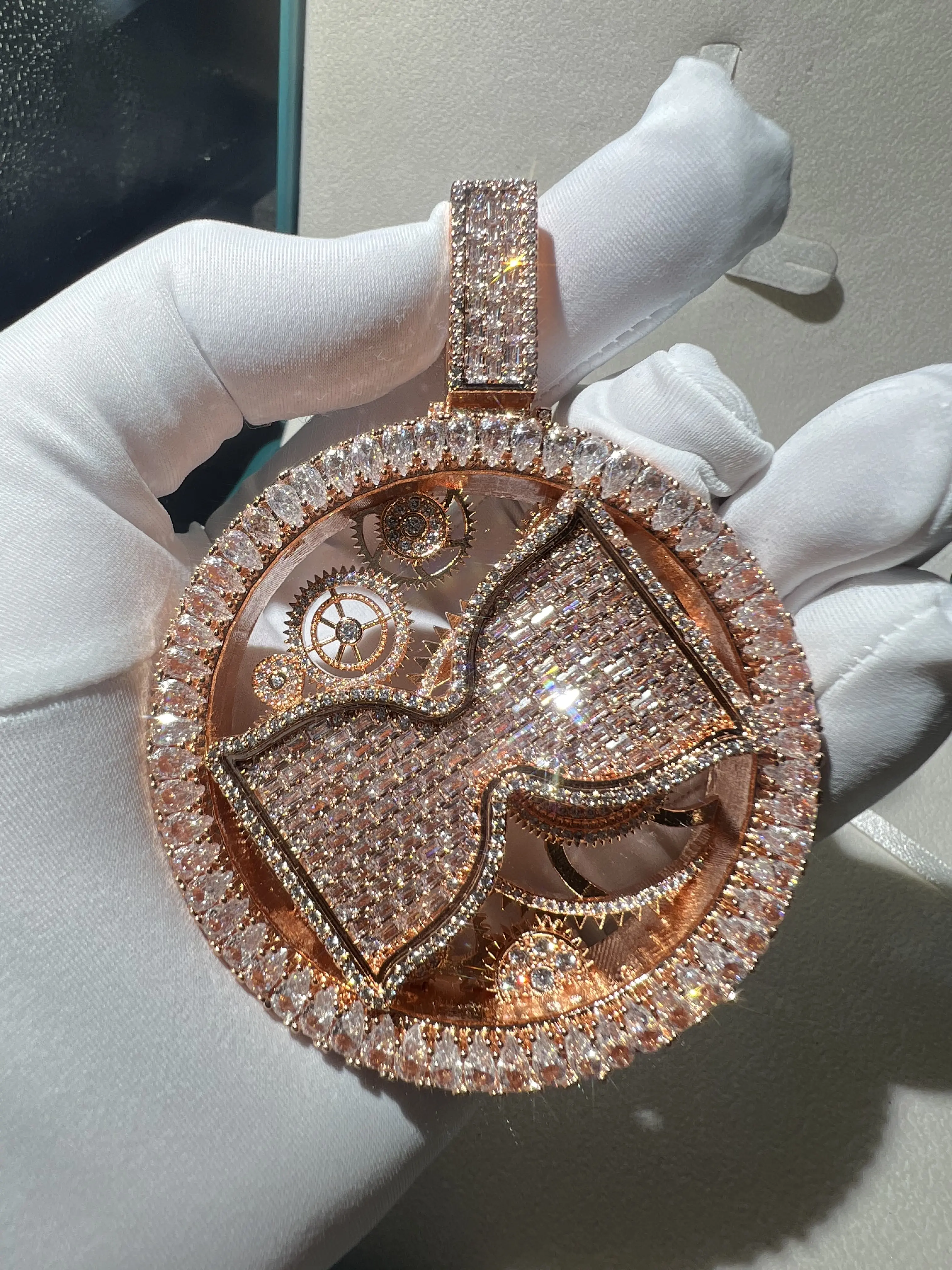 Customized beautiful hip-hop full diamond high-end diamond hourglass pendant, other diamond pendants, charming stone features, anniversary gift, Valentine's Day carnival hip-hop style gift