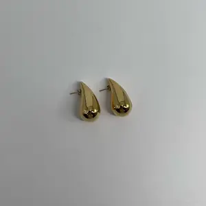Teardrop gold earrings