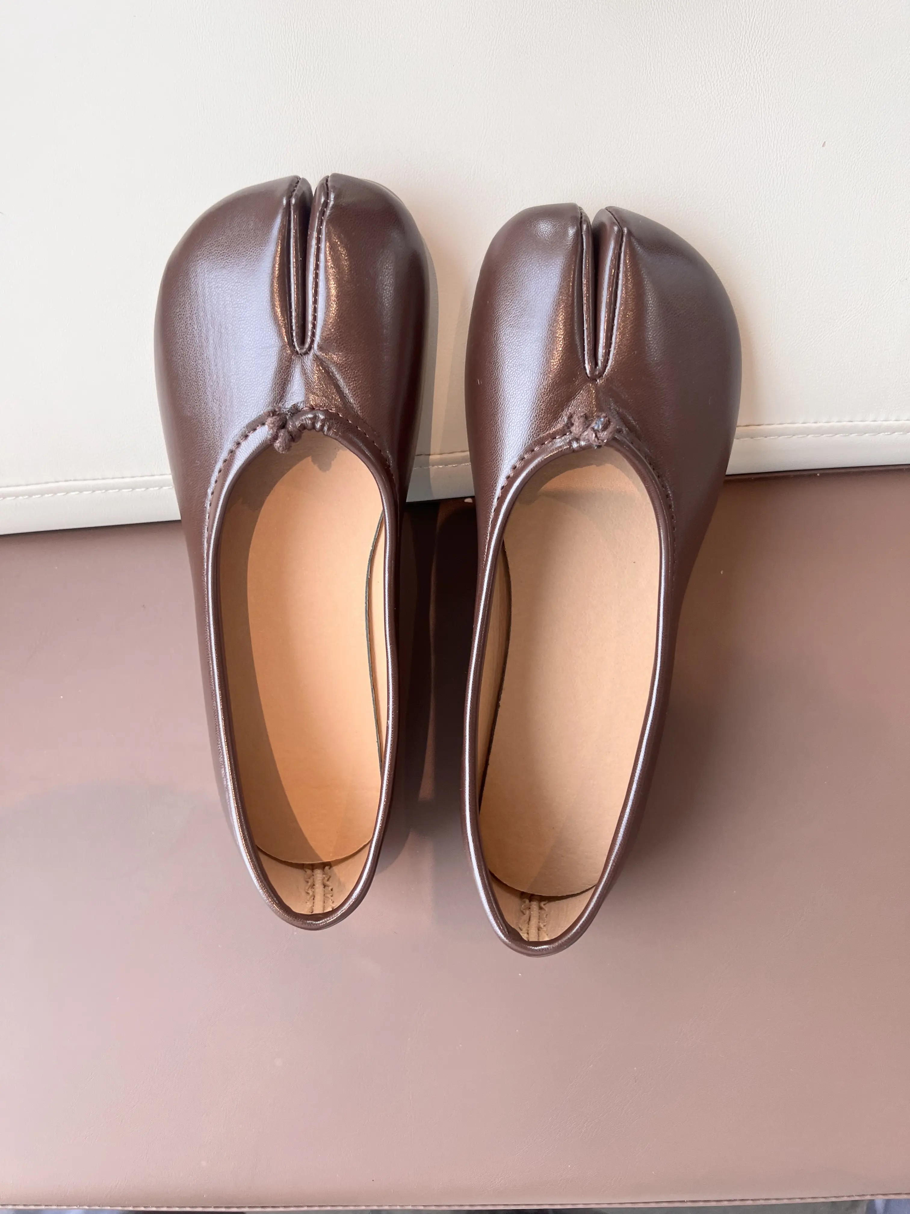 Women’s retro flat shoes—elegant round-toe slip-on ballet flats with a woman ballet flat design; soft, skin-friendly leather upper with a minimalist, niche aesthetic featuring a decorative knot detail; non-slip flat sole; thoughtfully designed footwear