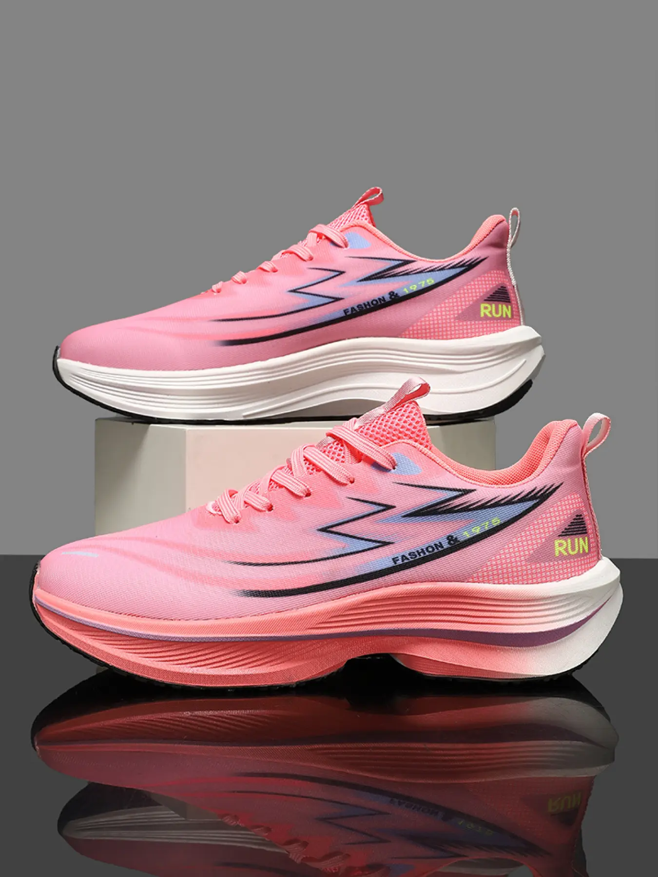 Couple Neutral Carbon Plate Outdoor Running Shoes Carbon Plate Technology Bright Color Breathable Upper Comfortable Lining Sporty Running Shoes For Daily Training & Racing