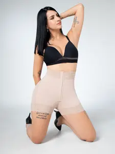 Short tipo faja talle medio extra corto / Extra short medium waist girdle type shorts