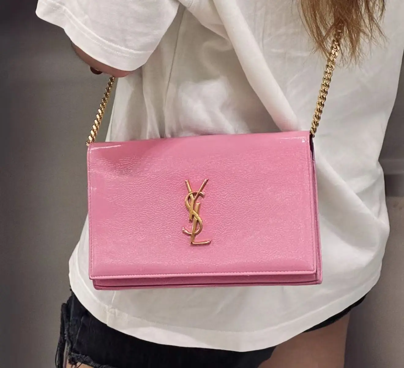 Pre-owned Yves Saint Laurent YSL Medium Kate Flap Fashion Bag Vibrant Hot Pink Crinkled Glossy Patent Leather, Classic Gold Cassandre Logo, Adjustable Gold Curb Chain Strap, Vintage Date Night Crossbody Handbag, Fashion Bags Crossbody