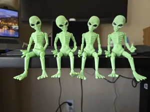 Glow-in-the-Dark 3D Printed Alien – Articulated Poseable Figurine, Sci-Fi Desk Decor, Unique Gift, UFO & Space Lover Collectible