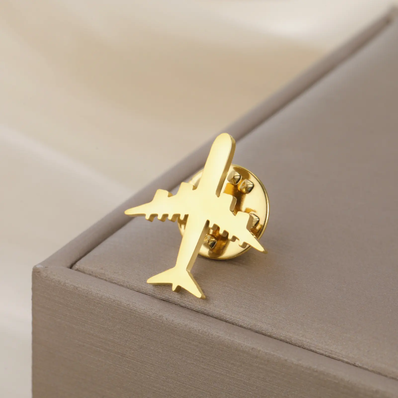 Cazador Stainless Steel Trendy Plane Lapel Pins Brooch for Women Men Cute Suit Collar Badges Jewelry Wholesale 2026 New Gifts