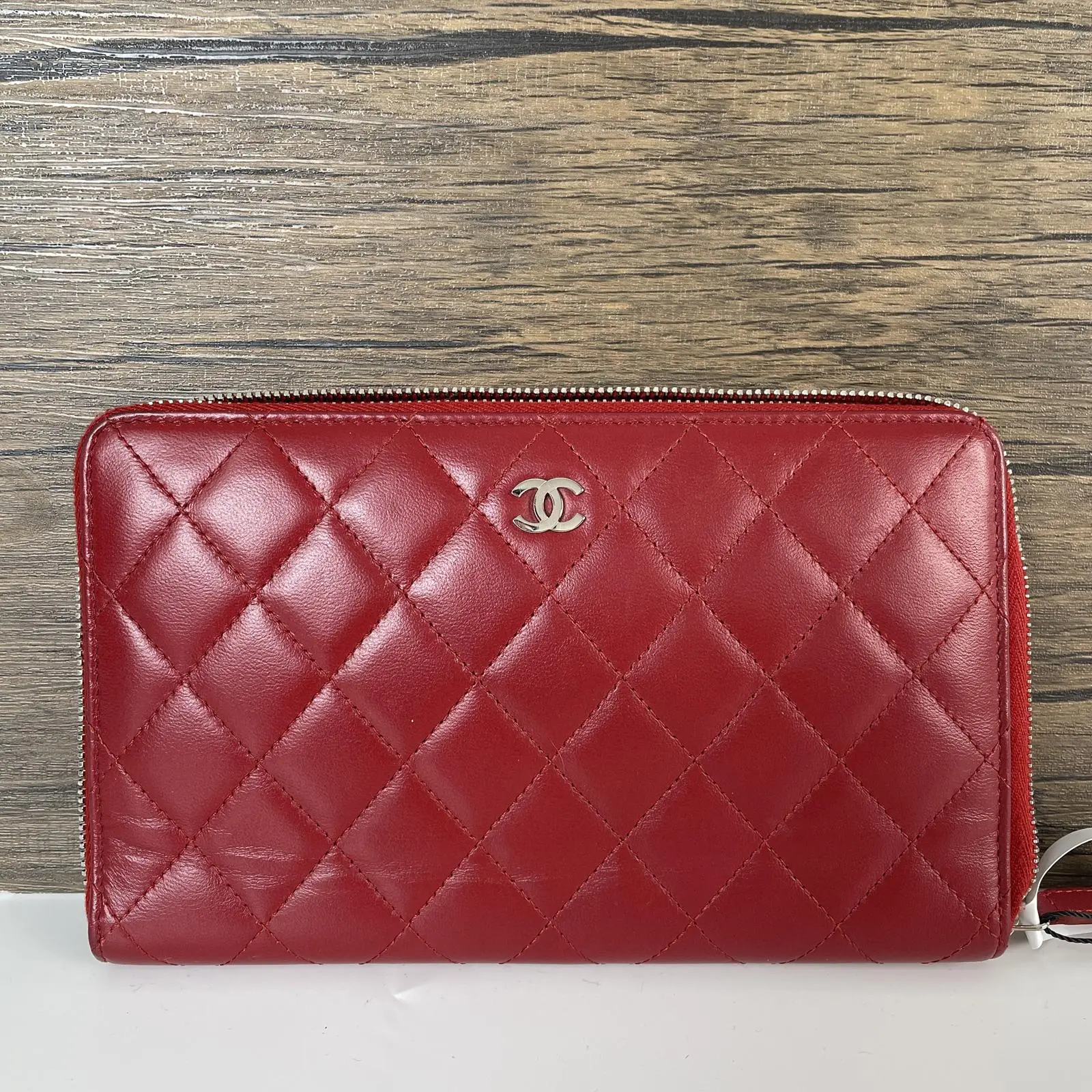 Pre-owned CHANEL leather Small leather goods Red Lambskin Quilted Zip‑Around Long Wallet, Silver‑Tone CC Logo++charm++