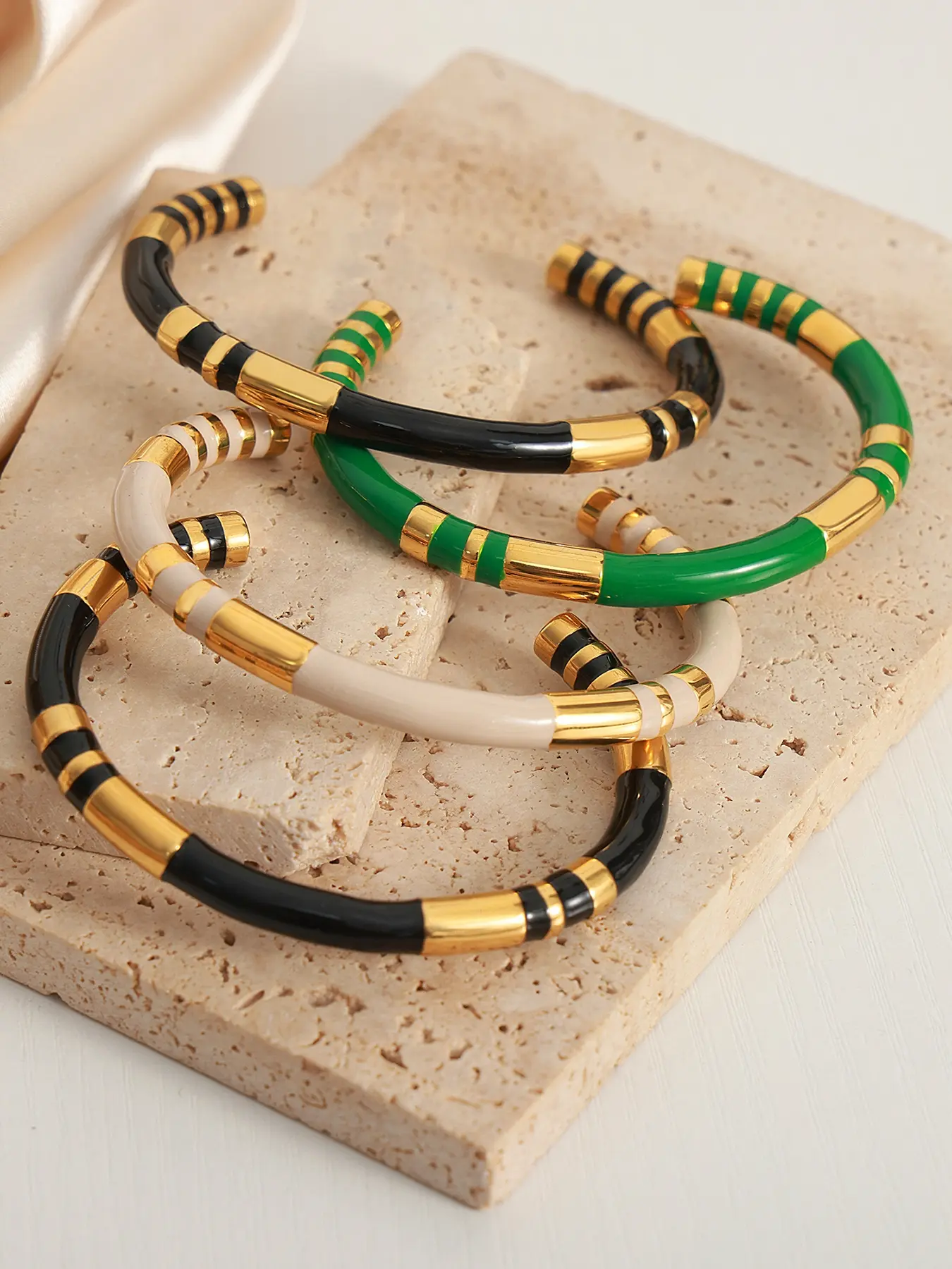 Stainless Steel Scale Weight Bracelet, Unique Color Glazed Design, Striped Bracelet, Fashion Bracelets, Perfect Gift for Women, Fashionable Accessory, Ideal for Daily Wear