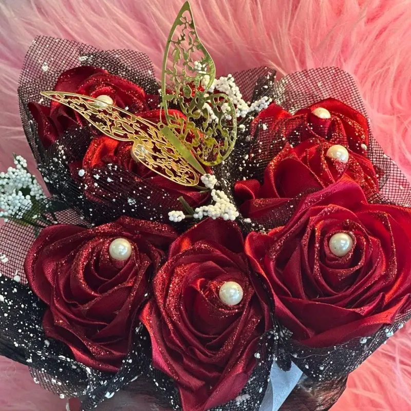 Floral Arrangement Decorative Gift with Red Roses and Pearl Accents Arreglo Floral Decoración para Regalo