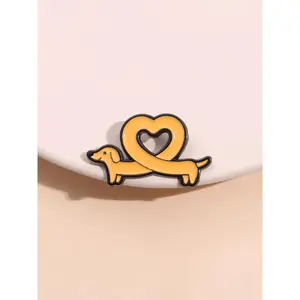 Cute Playful Sausage Dog Brooch Zinc Alloy Enamel Material Fun Heart Shape Decoration Cartoon Animal Theme Badge Unisex Daily Wear Accessory Gift