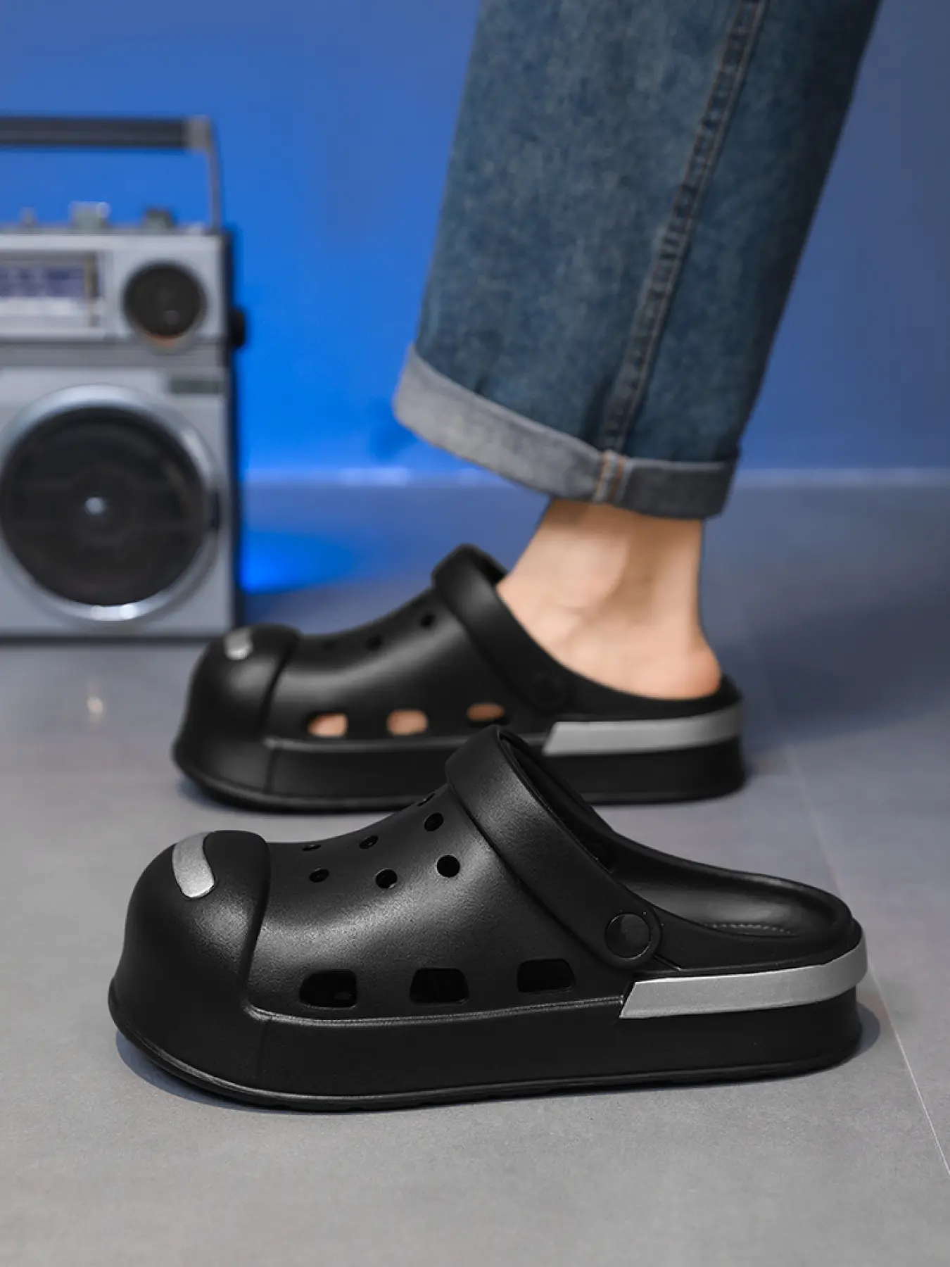 Men's Minimalist Black-Silver Clogs: Stain-Resistant Texture, All-Season Versatile Casual Slippers