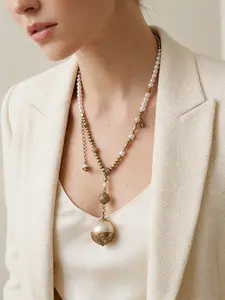 A noble and atmospheric pearl pendant necklace, suitable for daily wear, vacation and dating occasions, and also a surprising and exquisite small gift.