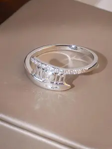 Niche & Creative Light Luxury Zircon Ring — New Arrival, Versatile, Unique & Stylish. "MOM" Letter Ring — Jewelry for Ladies & Mothers. Ideal for Mother's Day, Birthdays, Weddings, and Holidays. A Special Gift & Fashion Accessory for Women.